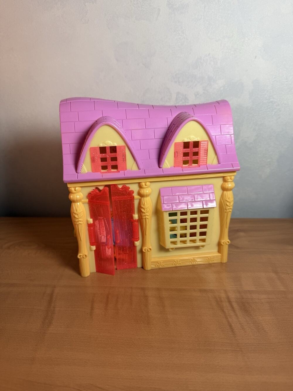 #1845 2010 Mattel Disney Tangled Rapunzel's Dress Shop Playset OOB Used